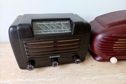 Tři starožitná elektronková rádia řady Talisman