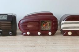 Tři starožitná elektronková rádia řady Talisman