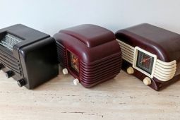 Tři starožitná elektronková rádia řady Talisman